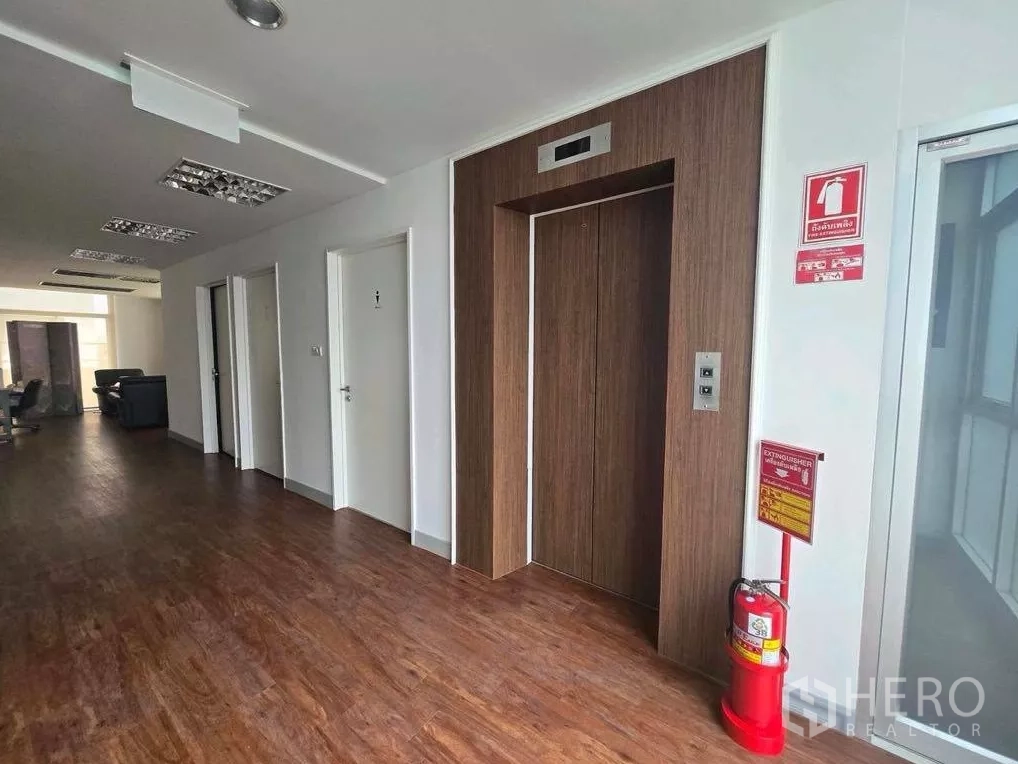 สำนักงาน ให้เช่าในPrawet, Bangkok - โถงหน้าลิฟต์ผนังลายไม้ มีลิฟต์ ถังดับเพลิง และห้องน้ำ