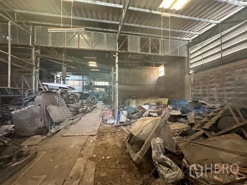 คลังสินค้า ให้เช่าในWatthana, Bangkok - ภายในโกดังเพดานสูง โครงเหล็ก และวัสดุวางซ้อน