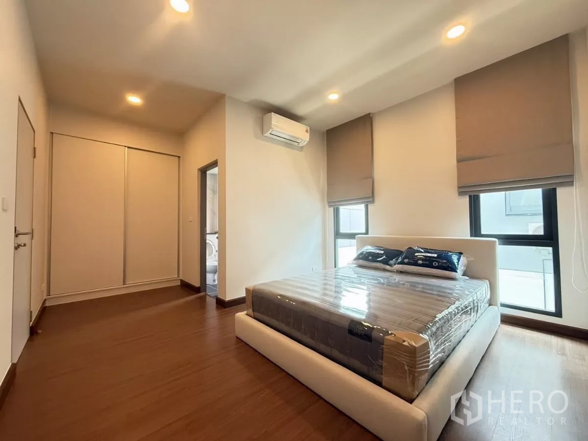 Detached House for rent in Bang Phli, Samut Prakan - Guest bedroom with ensuite access, sliding closet and corner windows.