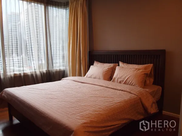 คอนโด ให้เช่าหรือขายในWatthana, Bangkok - ห้องนอนหลัก หน้าต่างบานใหญ่ ผ้าม่านโปร่ง มองเห็นวิวเมือง