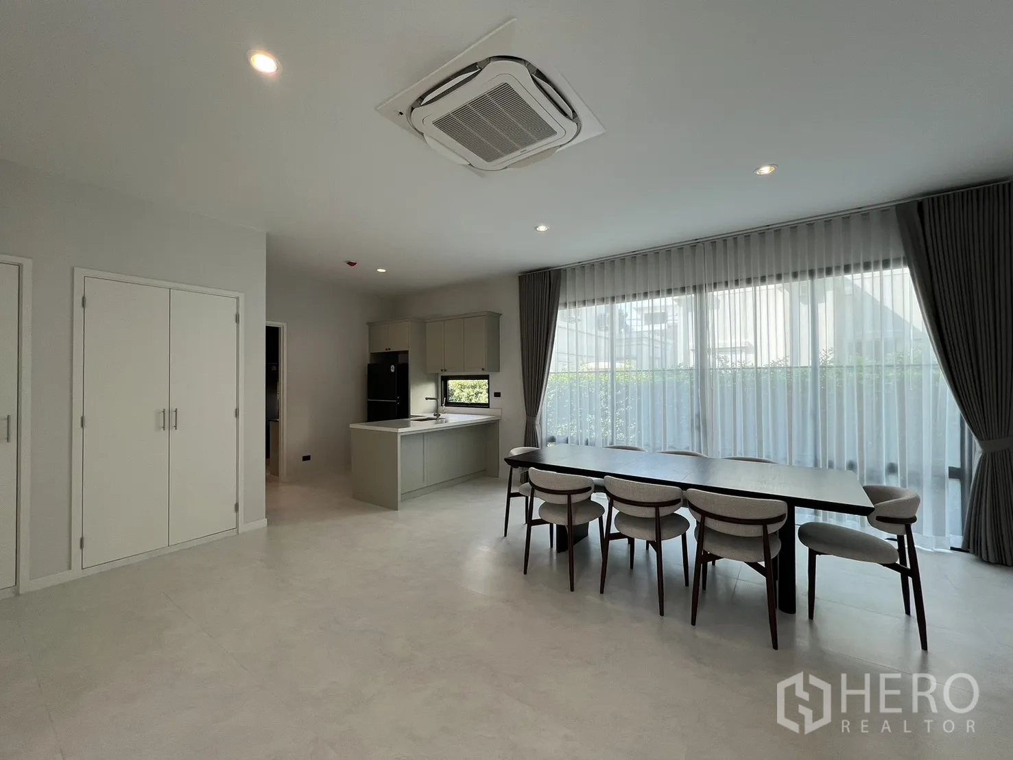 บ้านเดี่ยว for rent in Bang Phli, Samut Prakan - ห้องนั่งเล่น–ทานอาหารกว้าง มีตู้บิวท์อินและแพนทรี่ข้างเคียง