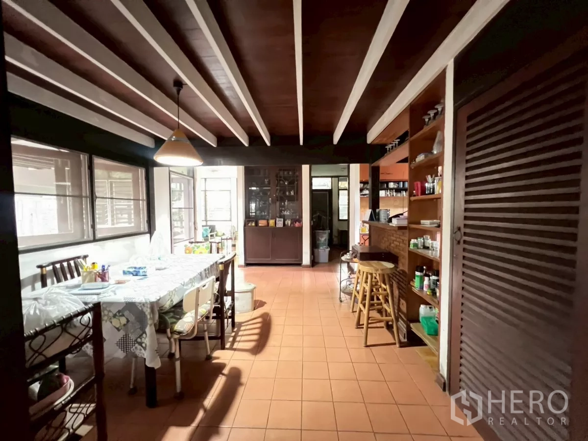 บ้าน ขายในKhlong Toei, Bangkok - โต๊ะทานอาหารยาวข้างชั้นวางบิลต์อินและเคาน์เตอร์บาร์