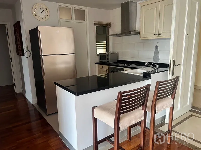 คอนโด ให้เช่าในSathon, Bangkok - ครัวบิลท์อินเคาน์เตอร์หินแกรนิต บาร์นั่งเล่น ตู้เย็นสแตนเลส เตาและเครื่องดูดควัน