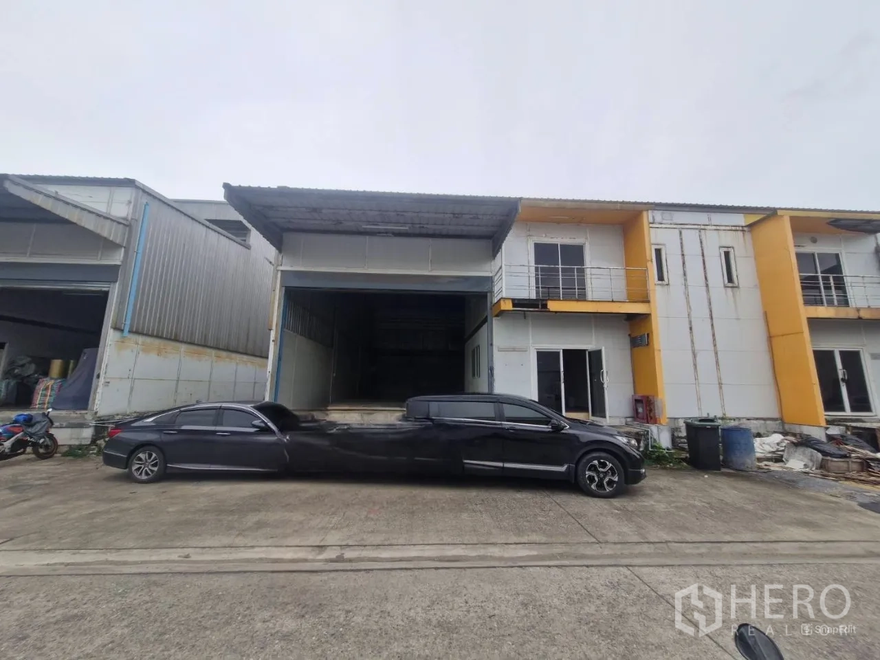 คลังสินค้า ให้เช่าในThung Khru, Bangkok - ด้านหน้ายูนิตมีช่องโหลดคลุมหลังคาและออฟฟิศชั้นลอย