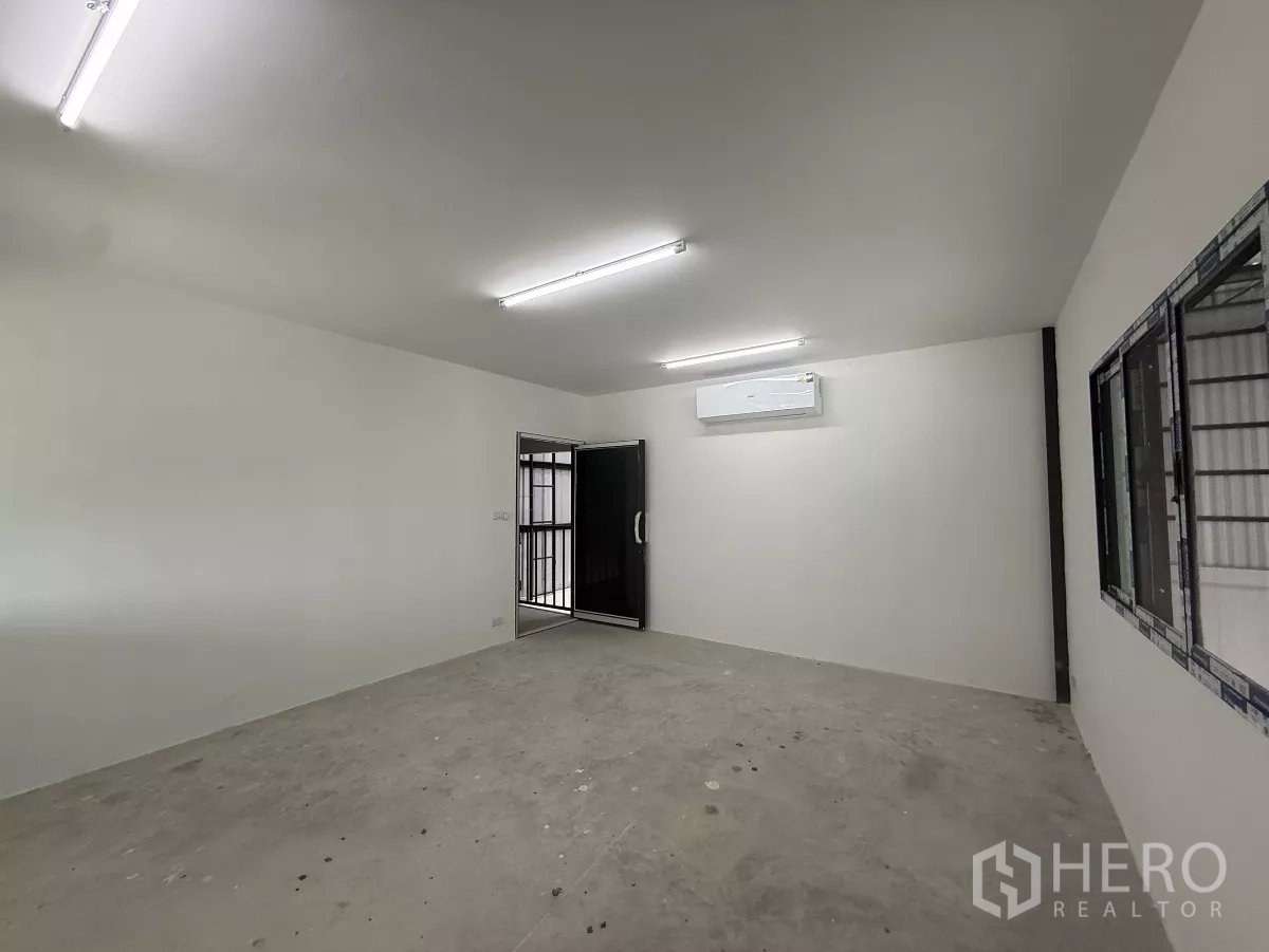 Warehouse for rent in Lat Krabang, Bangkok - Roomy office with AC unit, twin windows and a sliding entry door.