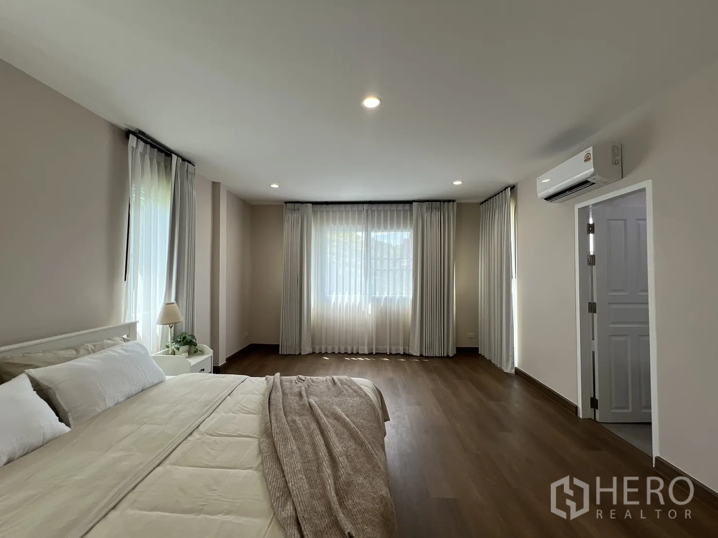 独立式住宅 出租在Mueang Samut Prakan, Samut Prakan - 主卧配衣柜与床头柜。