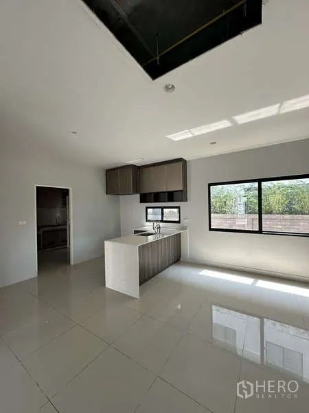 บ้าน ขายในLam Luk Ka, Pathum Thani - ห้องครัวสว่างไสวมีไอส์แลนด์และหน้าต่างบานกว้าง