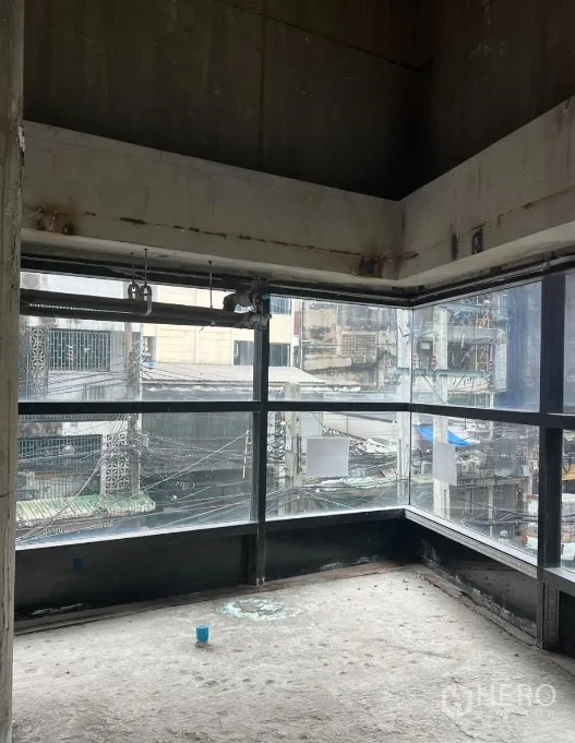 พื้นที่ขายปลีก ให้เช่า - มุมห้องกระจกพาโนรามาสว่าง เหมาะทำพื้นที่โชว์หรือที่นั่ง