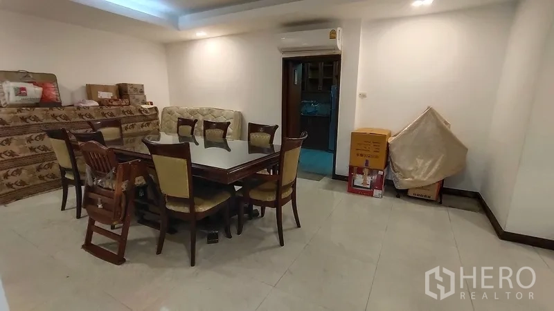 ทาวน์เฮาส์ ให้เช่าในWatthana, Bangkok - พื้นที่รับประทานอาหารแยกส่วน โต๊ะ 6 ที่นั่ง ใต้ไฟฝ้า