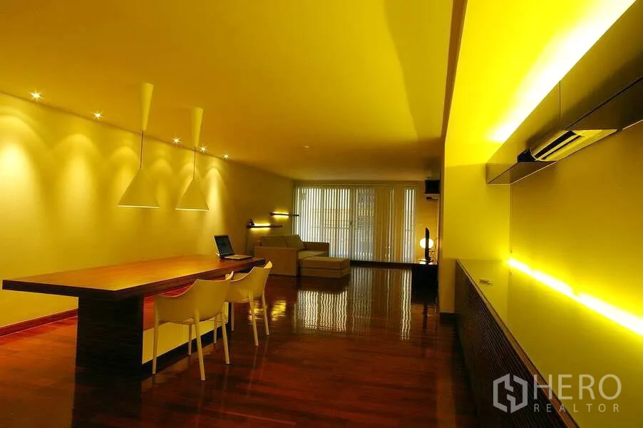 公寓 出租在Watthana, Bangkok - 卧室配暖色背光、木质书桌与置物架、竖百叶窗和床垫。