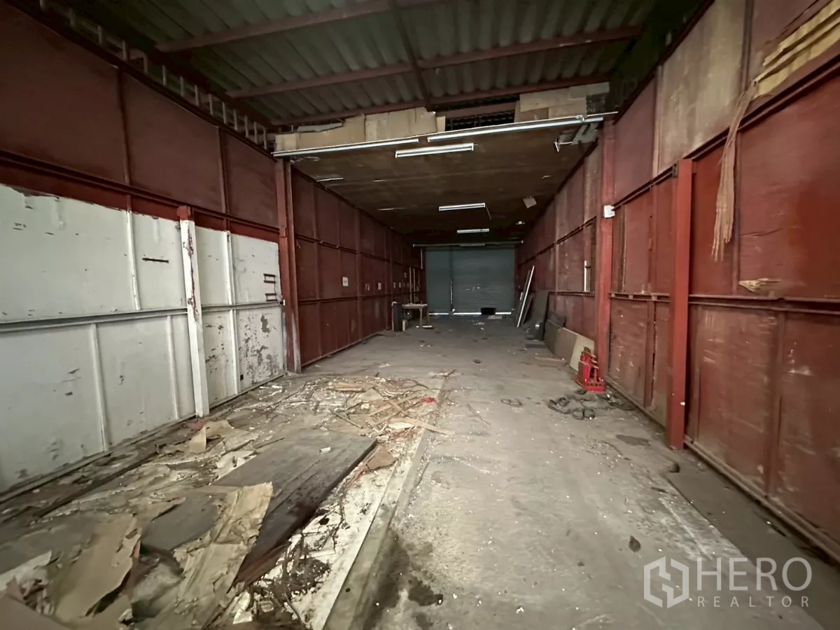 คลังสินค้า ให้เช่าหรือขายในYan Nawa, Bangkok - โถงโหลดสินค้าปิดล้อม ผนังโลหะพร้อมประตูม้วนสำหรับจัดวางสินค้า