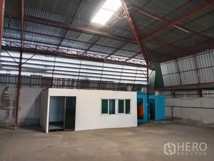 คลังสินค้า ให้เช่าในSaphan Sung, Bangkok - ห้องออฟฟิศและห้องน้ำขนาดเล็กภายในโกดัง ใต้หลังคาลอนเหล็ก