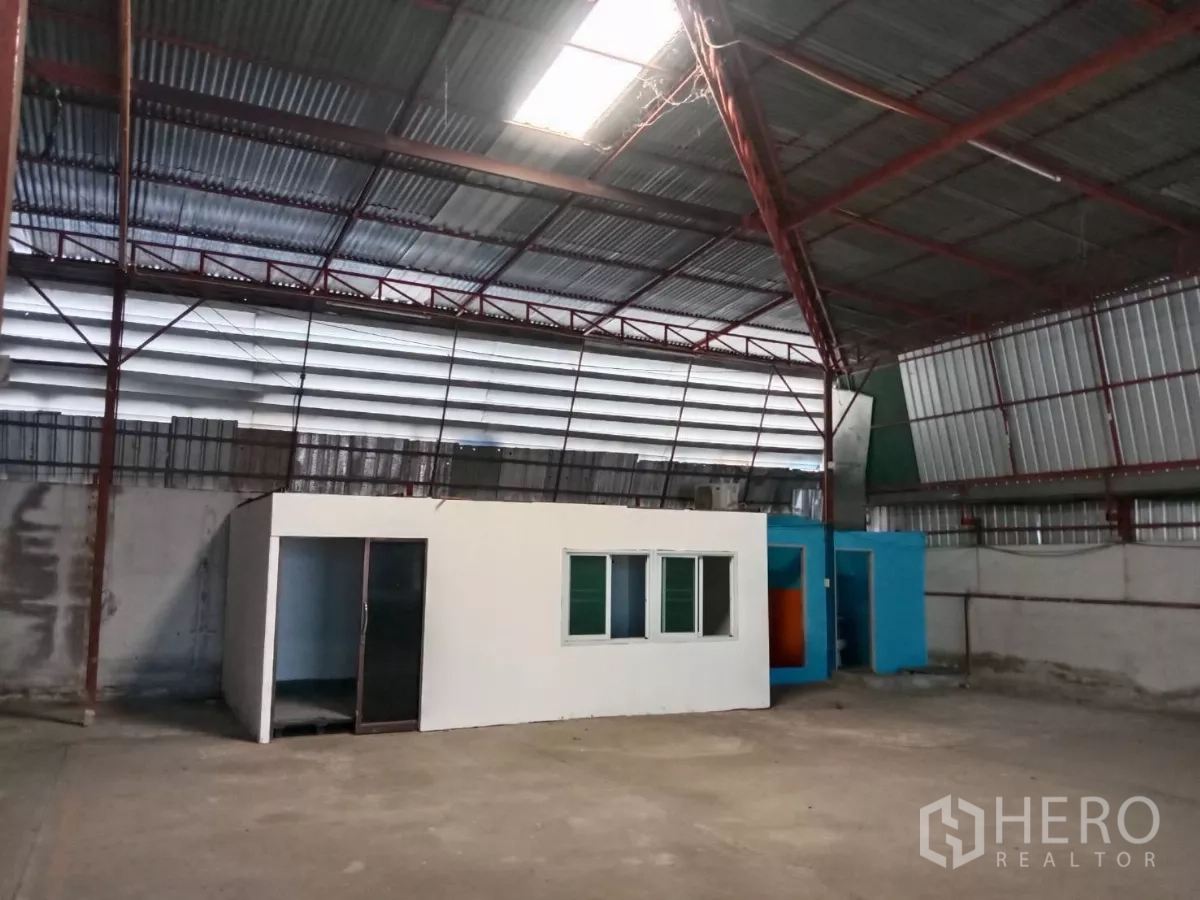 คลังสินค้า ให้เช่าในSaphan Sung, Bangkok - ห้องออฟฟิศและห้องน้ำขนาดเล็กภายในโกดัง ใต้หลังคาลอนเหล็ก