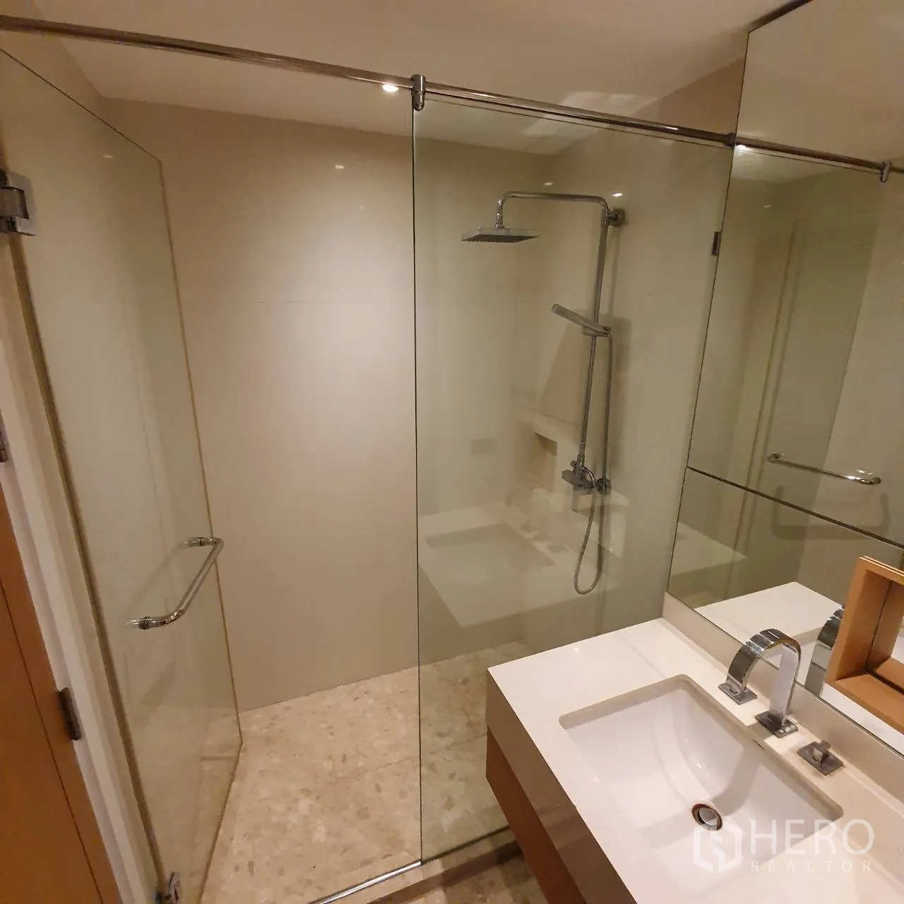 Condominium for rent in Watthana, Bangkok - Glass-enclosed shower with rain shower head and modern white vanity.