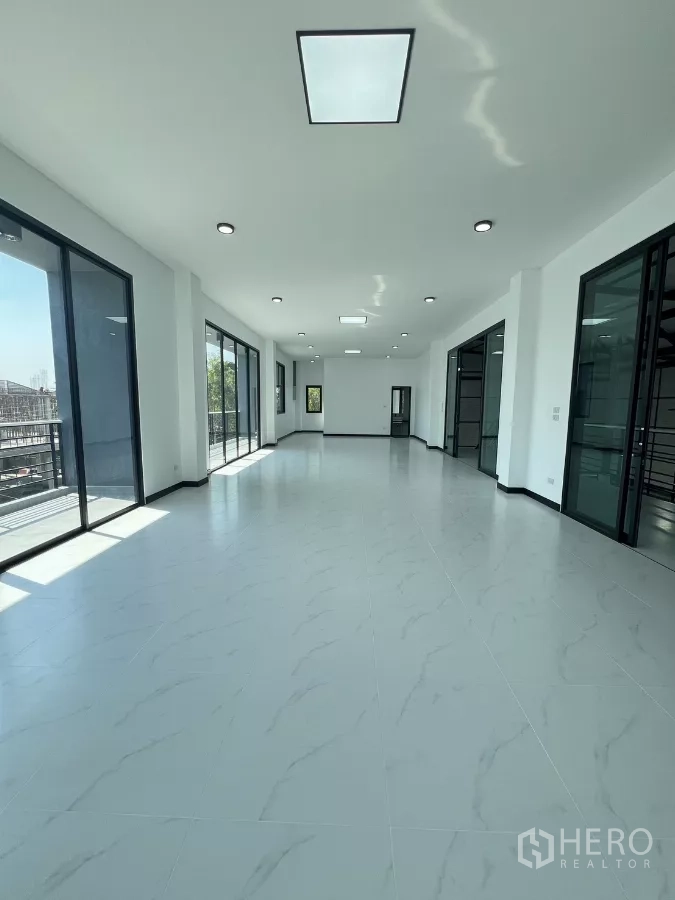 货栈 出售在Lam Luk Ka, Pathum Thani - 采光充足的开放式办公室，大面积落地窗、白色瓷砖地面与LED筒灯。