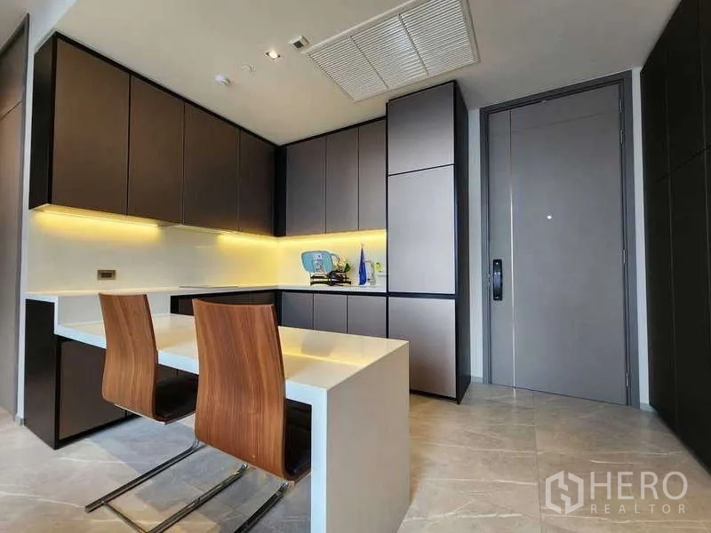 คอนโด ให้เช่าในWatthana, Bangkok - ครัวโมเดิร์นพร้อมไอส์แลนด์ทานข้าว ตู้บิวท์อิน และไฟใต้ตู้