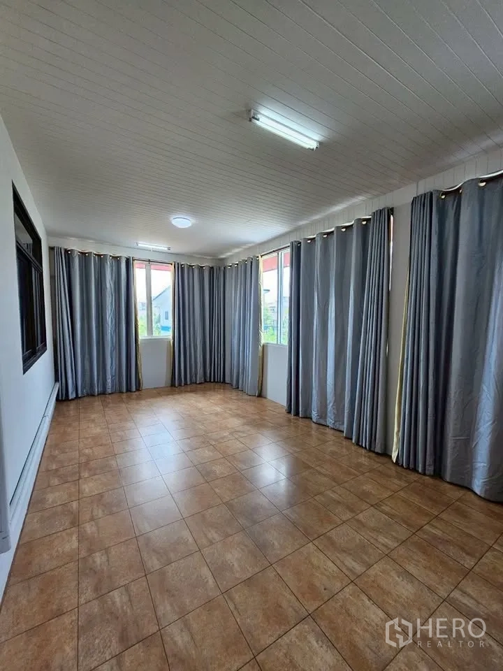 สำนักงานที่บ้าน for rent in Wang Thonglang, Bangkok - มุมกว้างของห้องพื้นกระเบื้องพร้อมผ้าม่านรอบห้องและไฟเพดาน