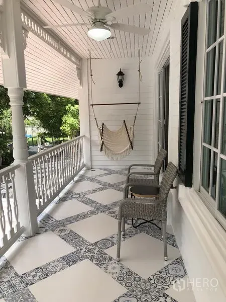 บ้าน ให้เช่าในMueang Samut Prakan, Samut Prakan - ระเบียงชั้นบนมุงหลังคา ปูกระเบื้องลายสวย พร้อมพัดลมเพดาน เปลญวน และเก้าอี้หวาย