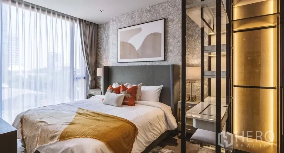 คอนโด ให้เช่าในWatthana, Bangkok - ห้องนอนสวย วอลเปเปอร์เด่น หมอนตกแต่ง และตู้เสื้อผ้าส่องสว่าง