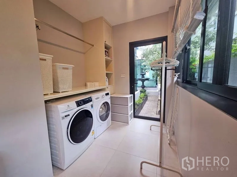 Detached House for rent or sale in Saphan Sung, Bangkok - Laundry room with washer, dryer, storage and door to the outdoor service area.