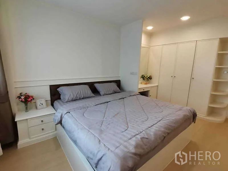 อพาร์ทเมนท์ ให้เช่า - ห้องนอนพร้อมตู้เสื้อผ้าบิวท์อิน โต๊ะข้างเตียง และไฟสว่างอบอุ่น