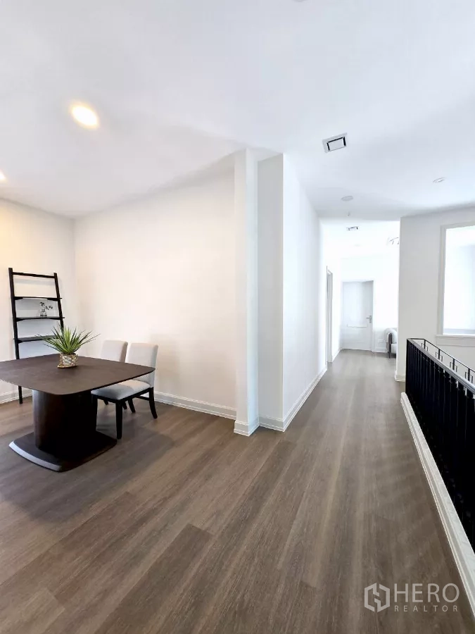 Detached House for rent in Saphan Sung, Bangkok - Upstairs landing used as a study nook with table and chairs.