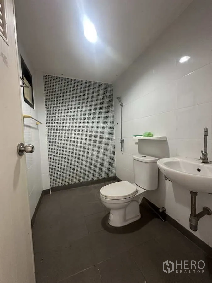 คลังสินค้า ให้เช่าหรือขายในBang Yai, Nonthaburi - ห้องน้ำสะอาดภายในออฟฟิศ มีโถสุขภัณฑ์ อ่างล้างมือ และผนังปูกระเบื้อง