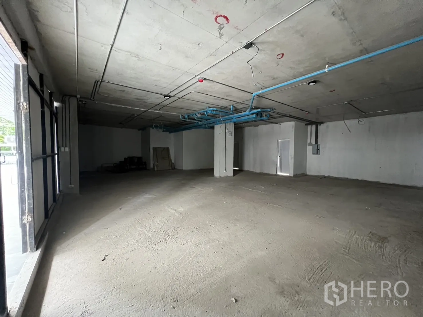 พื้นที่ขายปลีก ให้เช่า - ยูนิตหน้าร้านติดถนน ทางเข้า-ออกกว้างและพื้นที่ลึก จัดวางได้ยืดหยุ่น