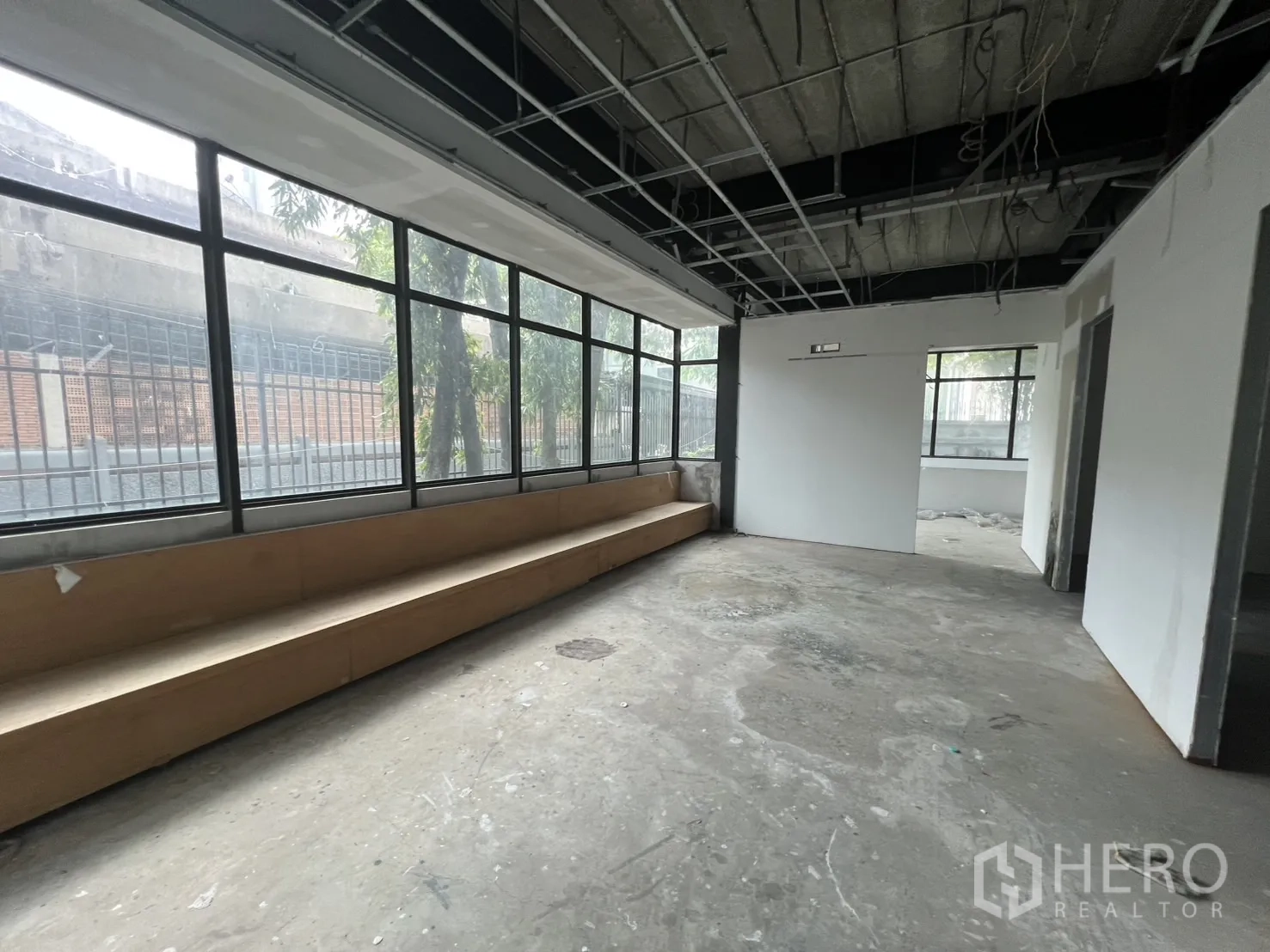 พื้นที่ขายปลีก ให้เช่าในWatthana, Bangkok - ห้องยาวพร้อมม้านั่งบิลท์อินใต้หน้าต่างบานยาว