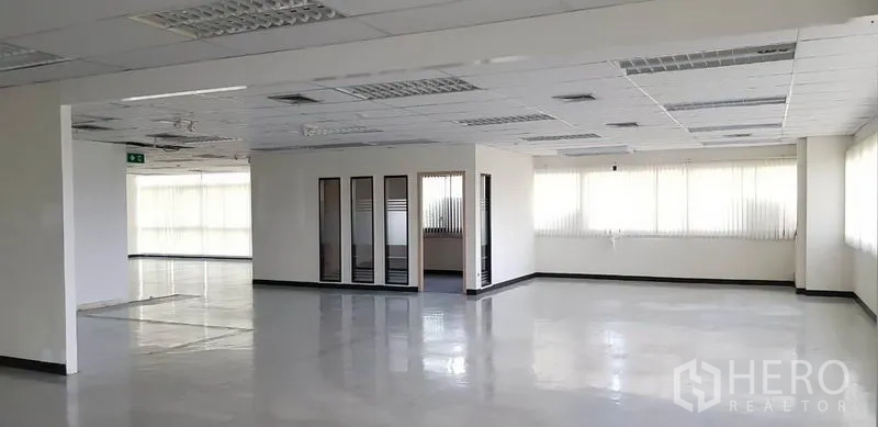 办公空间 出租在Khlong Toei, Bangkok - 宽敞办公层，带部分玻璃隔断房间与环窗采光。