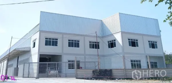 货栈 出租或出售在Lam Luk Ka, Pathum Thani - 仓库与办公楼正立面，带滑动大门。