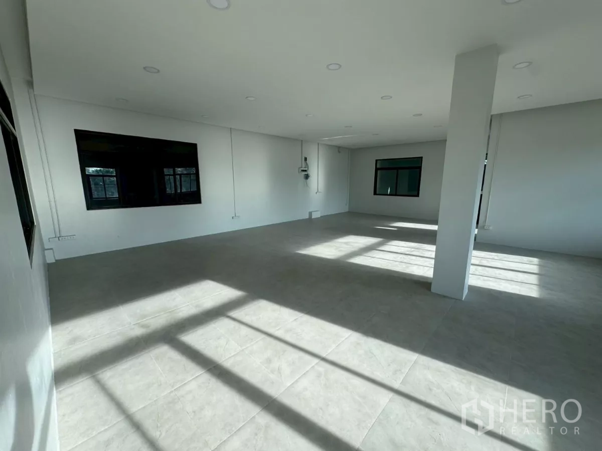 货栈 出租在Krathum Baen, Samut Sakhon - 明亮的开放式办公室，瓷砖地面与筒灯