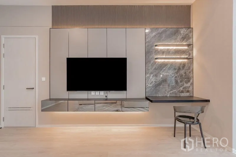 独立式住宅 出租 - 电视背景墙特写，悬浮柜与大理石书桌。