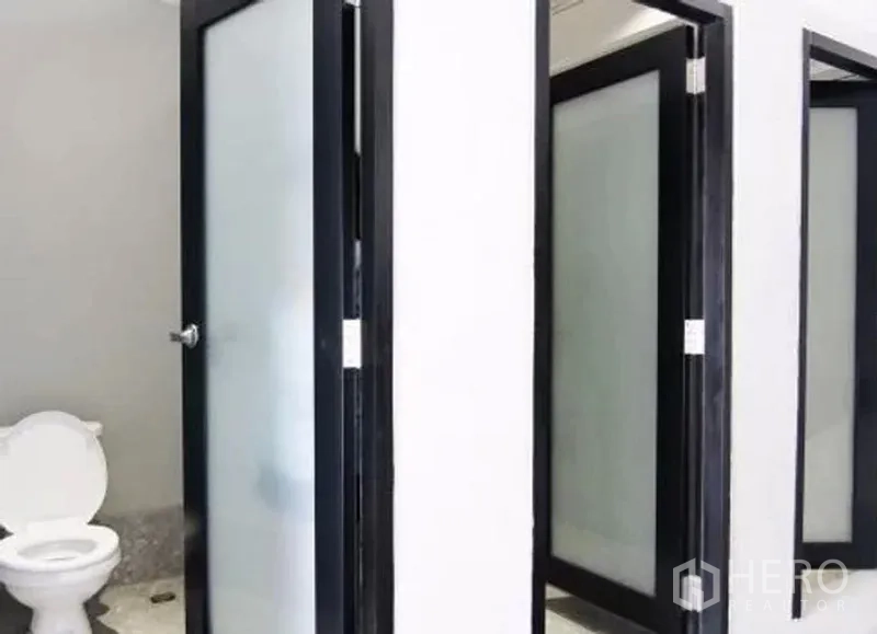 พื้นที่ขายปลีก ให้เช่าในKhlong Toei, Bangkok - คูหาห้องน้ำประตูฝ้ากระจกใส พร้อมชักโครกสีขาว