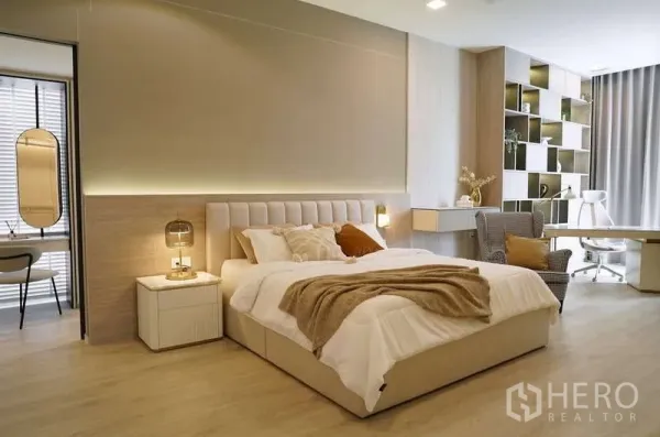 Detached House for rent in Saphan Sung, Bangkok - Spacious master bedroom with upholstered bed, study desk and built-in shelving.