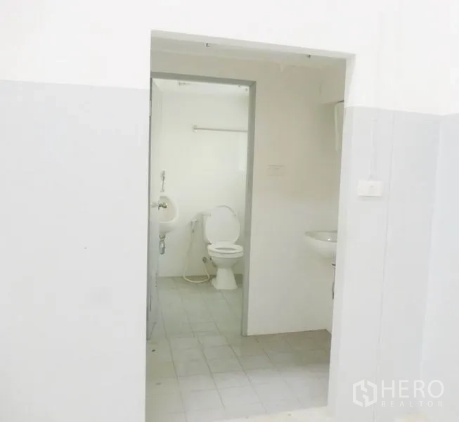 โรงงาน ขายในPathum Thani - ห้องน้ำพนักงานภายในโรงงาน มีโถสุขภัณฑ์ อ่างล้างหน้า และโถปัสสาวะ