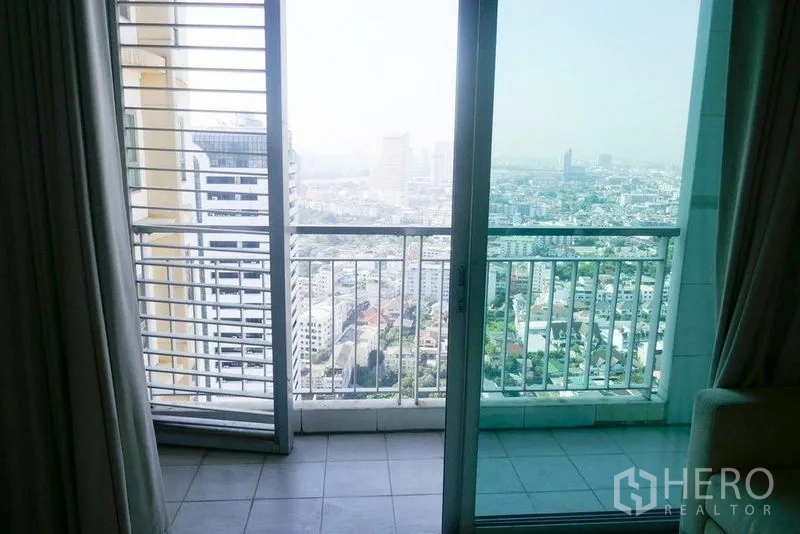 คอนโด ให้เช่าหรือขายในKhlong San, Bangkok - ประตูบานเลื่อนออกสู่ระเบียงพร้อมราวกันตก ชมวิวสกายไลน์กรุงเทพฯ