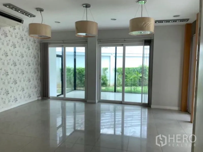 สำนักงานที่บ้าน ให้เช่าในPhra Pradaeng, Samut Prakan - พื้นที่ประชุมโปร่งสว่าง โคมไฟแขวน พร้อมประตูบานเลื่อนเปิดสู่สวน