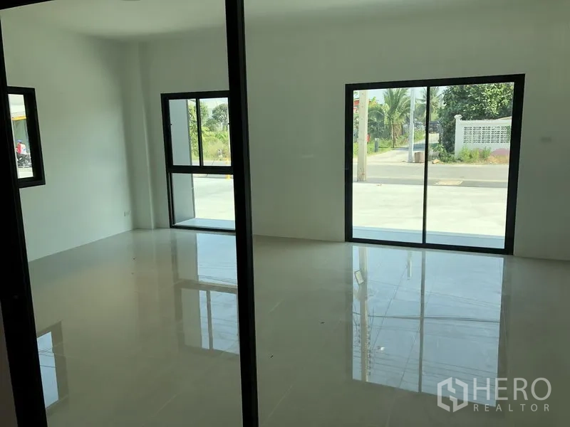 工厂 出租在Bang Yai, Nonthaburi - 明亮一层办公室，落地窗与推拉门面向前院。