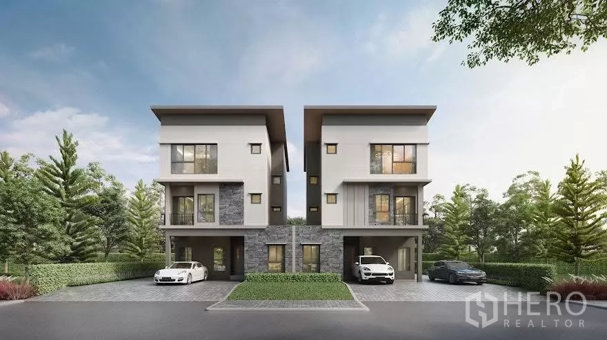 บ้าน ให้เช่าในSaphan Sung, Bangkok - บ้านสามชั้นสไตล์โมเดิร์นพร้อมที่จอดรถและทางรถเข้าร่มรื่น ภายในหมู่บ้านเงียบสงบในกรุงเทพฯ