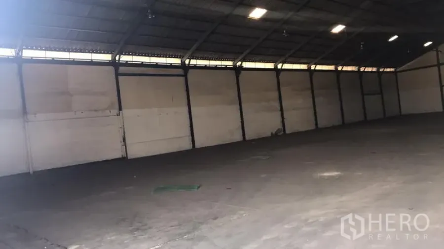 Factory for rent in Bang Pakong, Chachoengsao - Clear-span factory interior with steel truss roof, concrete floor and overhead lighting.