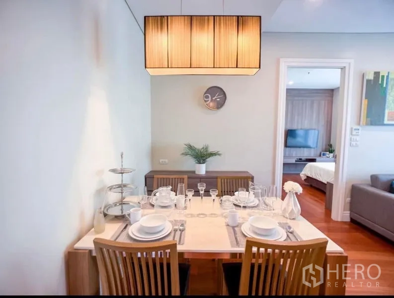 คอนโด ให้เช่าในKhlong Toei, Bangkok - มุมทานอาหารสำหรับสี่ ใต้โคมไฟแขวนอุ่น ๆ มีประตูเข้าสู่ห้องนอน