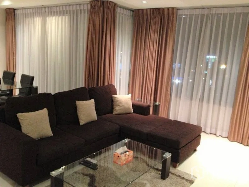 คอนโด ให้เช่าหรือขายในKhlong Toei, Bangkok - ห้องนั่งเล่น โซฟาเข้ามุมสีเข้ม โต๊ะกลางกระจก พร้อมหน้าต่างบานใหญ่และผ้าม่าน