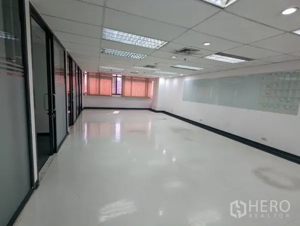 สำนักงาน ให้เช่าหรือขายในRatchathewi, Bangkok - สำนักงานแบบเปิดโล่ง เพดานฝ้าพร้อมไฟ พื้นกระเบื้องสีขาว ผนังกั้นกระจก และหน้าต่างบานใหญ่พร้อมมู่ลี่ ใกล้ BTS พญาไท