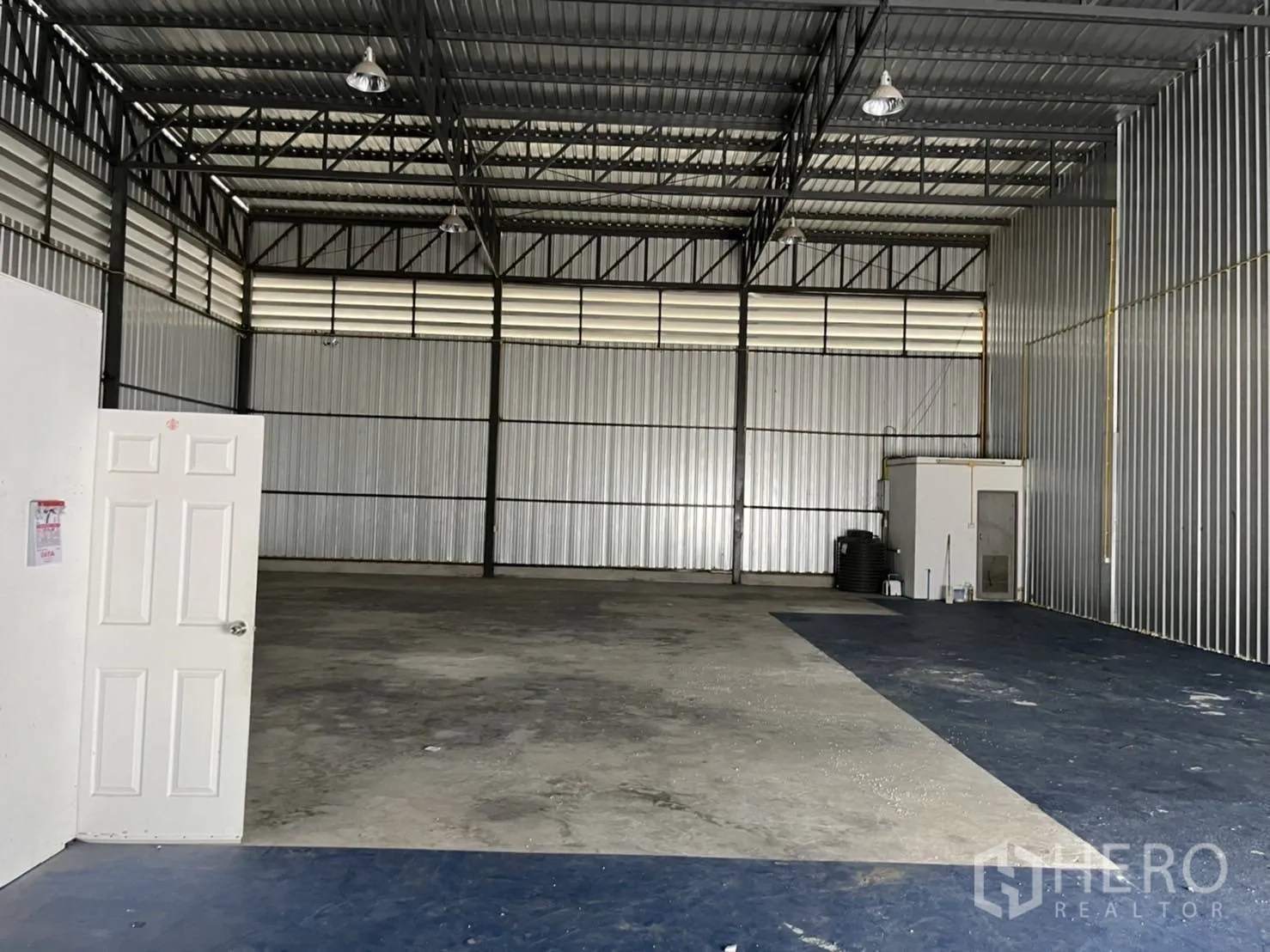 โกดัง for rent in Bang Phli, Samut Prakan - ภายในโกดังแบบพื้นที่โล่ง โครงเหล็ก พื้นคอนกรีต และมีห้องออฟฟิศขนาดเล็กด้านใน