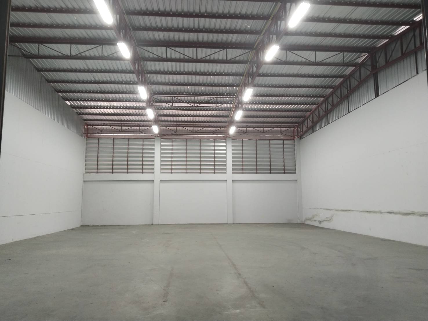 Warehouse for rent in Lat Krabang, Bangkok - Spacious warehouse hall with high ceiling, bright LED lighting and smooth concrete floor.
