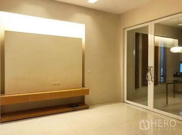 联排别墅 出租在Wang Thonglang, Bangkok - 宽敞影音/起居室，内置电视柜与推拉玻璃门。