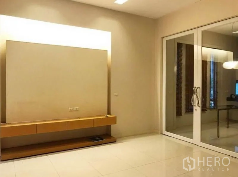 联排别墅 出租在Wang Thonglang, Bangkok - 宽敞影音/起居室，内置电视柜与推拉玻璃门。