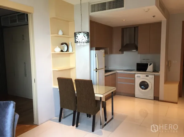 คอนโด ให้เช่าหรือขายในKhlong Toei, Bangkok - ครัวกะทัดรัดพร้อมโต๊ะทานข้าว ตู้เย็น เตาอบไมโครเวฟ และเครื่องซักผ้าในห้อง