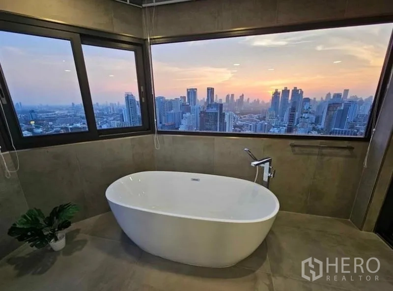 公寓 出租或出售 - 独立浴缸面朝曼谷天际线与日落全景